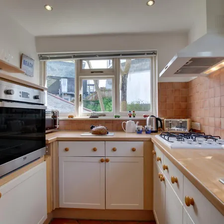 Holiday home Westcott House The Warren 4