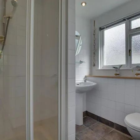 Holiday home Westcott House The Warren 4