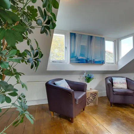 Holiday home Westcott House The Warren 4 *
